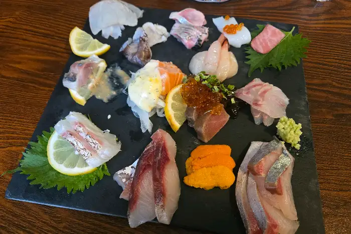 Izakaya NETA의 다채로운 숙성회 구성과 곁들임