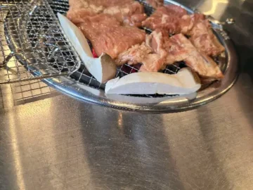 선양갈비 숯불 위에 올려진 푸짐한 갈비