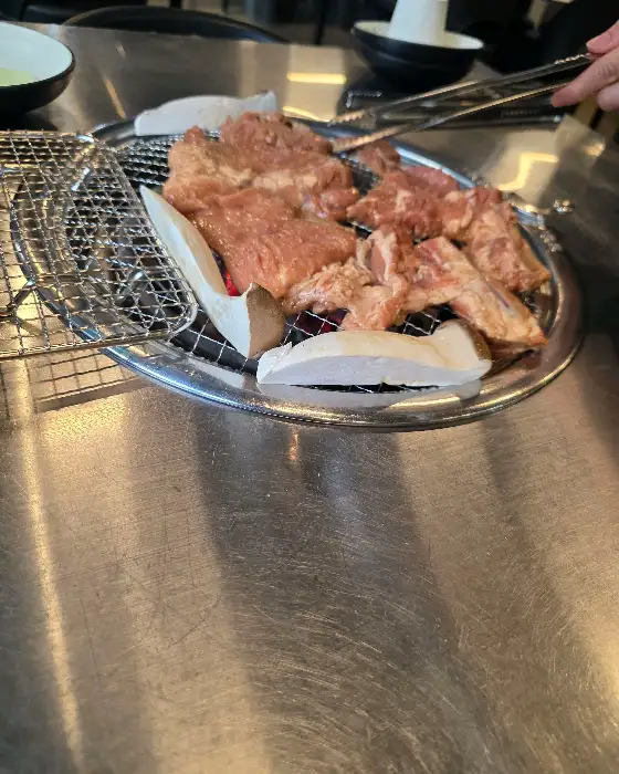 선양갈비 숯불 위에 올려진 푸짐한 갈비