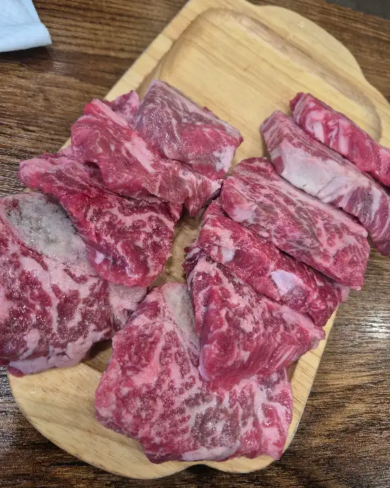 신선한 소고기 갈비살과 등심이 먹기 좋게 플레이팅 되어 제공된 모습