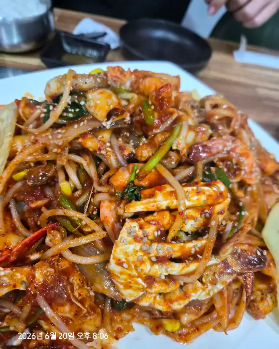 풍성한 해산물과 양념의 조화