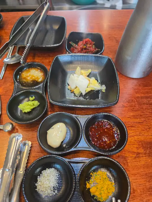 오창숯불닭갈비 고구려 다양한 소스와 곁들임 반찬