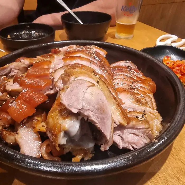 도야족발보쌈 남해점의 푸짐한 족발 한 상