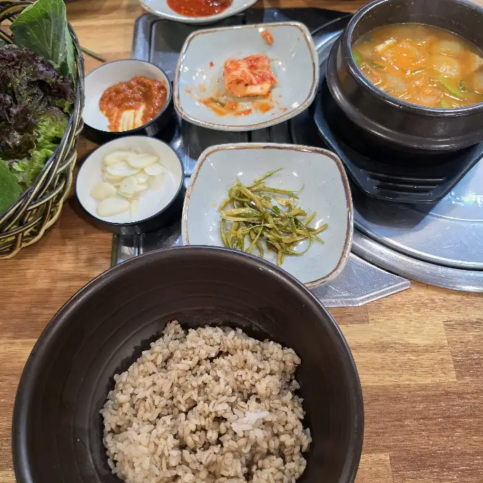 보리밥과 흑마늘 제육볶음