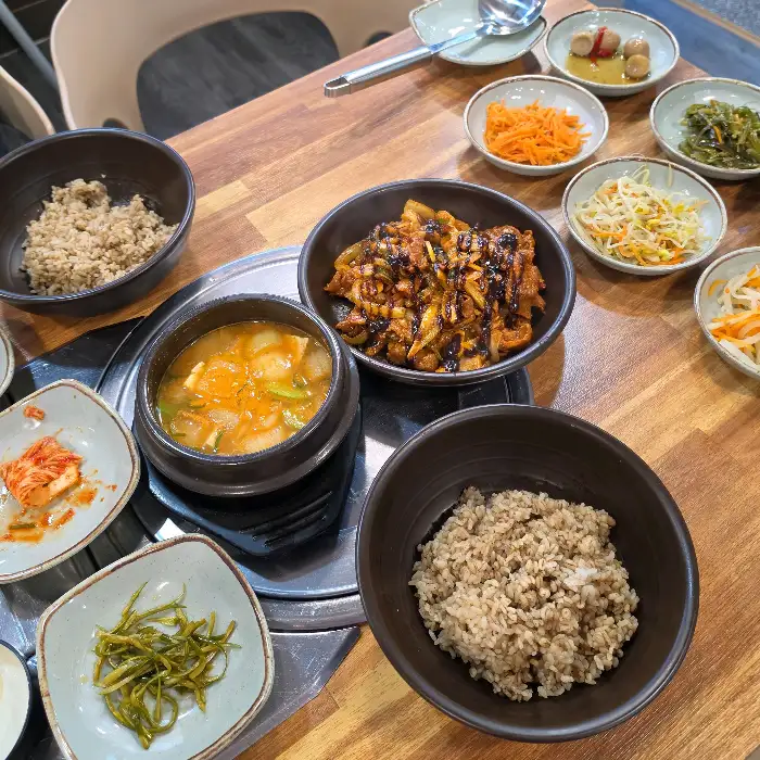 보리밥과 다양한 나물 반찬