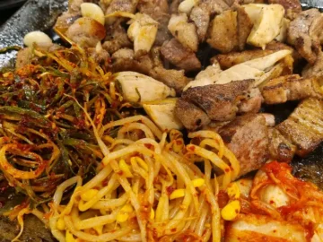 평화김해뒷고기 대구서구청점의 푸짐한 뒷고기와 곁들임 찬