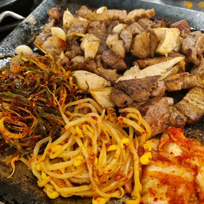 평화김해뒷고기 대구서구청점의 푸짐한 뒷고기와 곁들임 찬