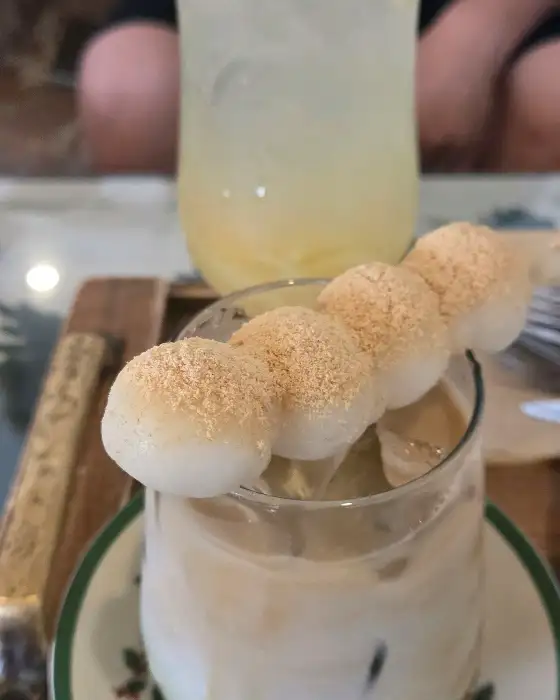 말차가배 위에 꽂힌 당고