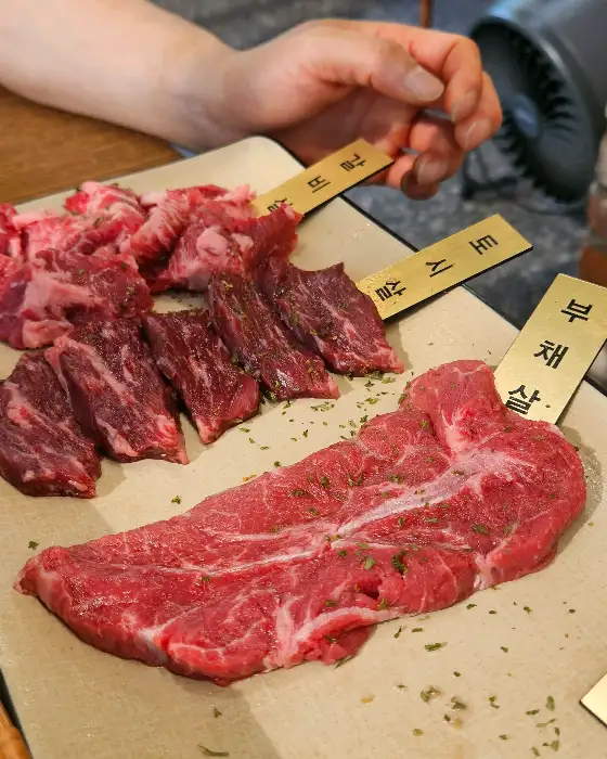 신선한 상태로 준비된 다양한 소고기 부위
