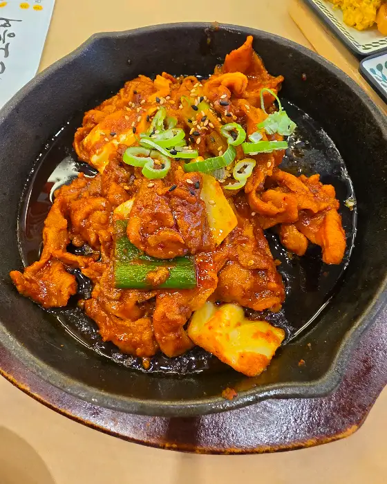 달빛에구운고등어 포항이동점의 빨간 양념의 제육볶음