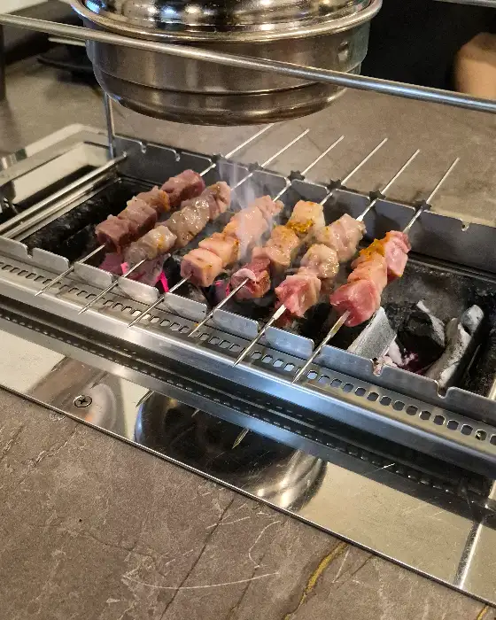 숯불 위에서 익어가는 양꼬치