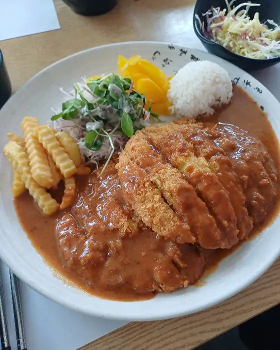 푸짐하게 차려진 돈까스 메뉴