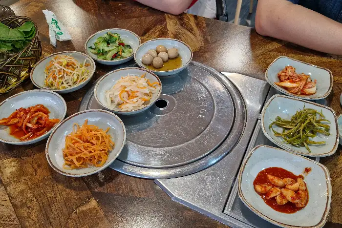 다양한 반찬과 찌개