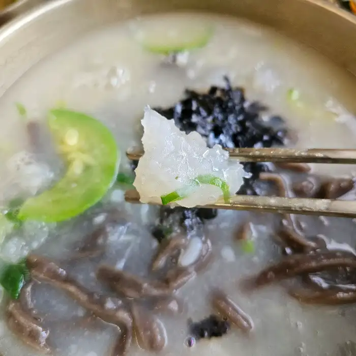젓가락으로 집어 올린 옹심이 칼국수의 쫄깃한 옹심이