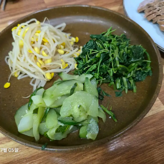 보리밥 정식에 나오는 신선한 나물 반찬