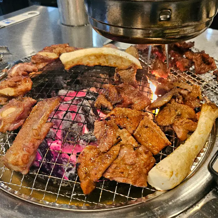 숯불 위에서 맛있게 익어가는 갈비 조각들