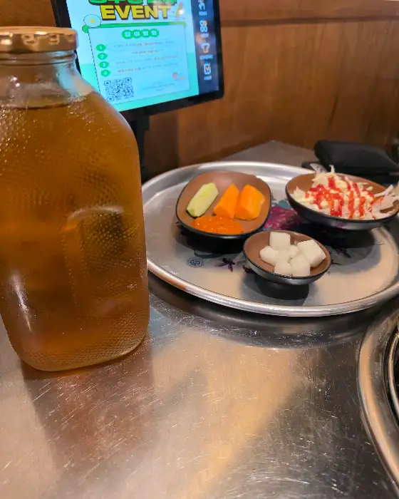 병맥주와 함께 세팅된 밑반찬