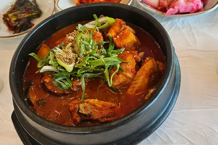 누룽지삼계탕의 먹음직스러운 모습