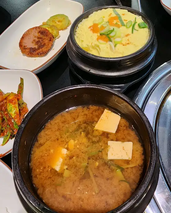 따뜻한 된장찌개와 뚝배기 계란찜, 그리고 곁들임 반찬