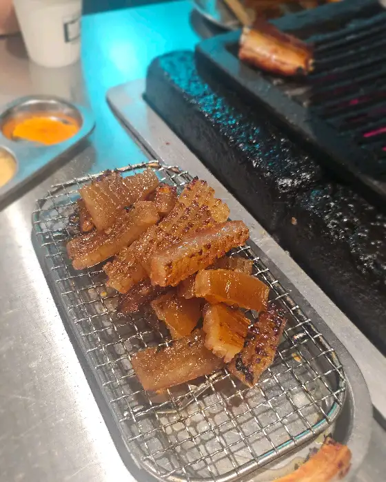 바삭하게 구워진 본디 잠실본점의 돼지껍데기