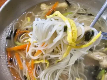 하이장수국수의 맑고 시원한 국물에 담긴 면과 고명이 돋보이는 잔치국수