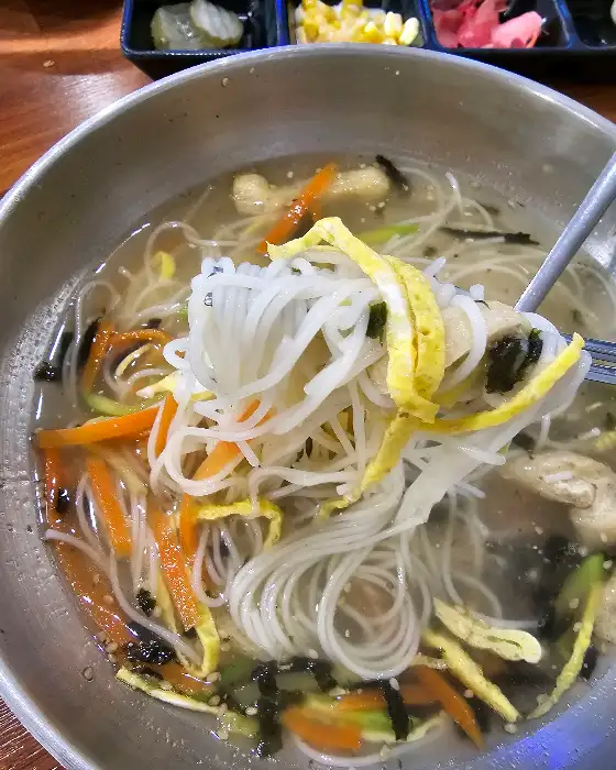 하이장수국수의 맑고 시원한 국물에 담긴 면과 고명이 돋보이는 잔치국수
