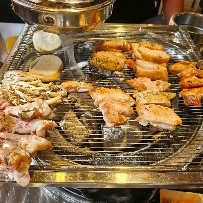 부막숯불닭갈비 대연점 숯불 위에서 다양한 닭고기 부위를 굽는 모습