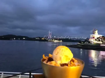 진도대교 야경을 배경으로 놓인 달콤한 빙수