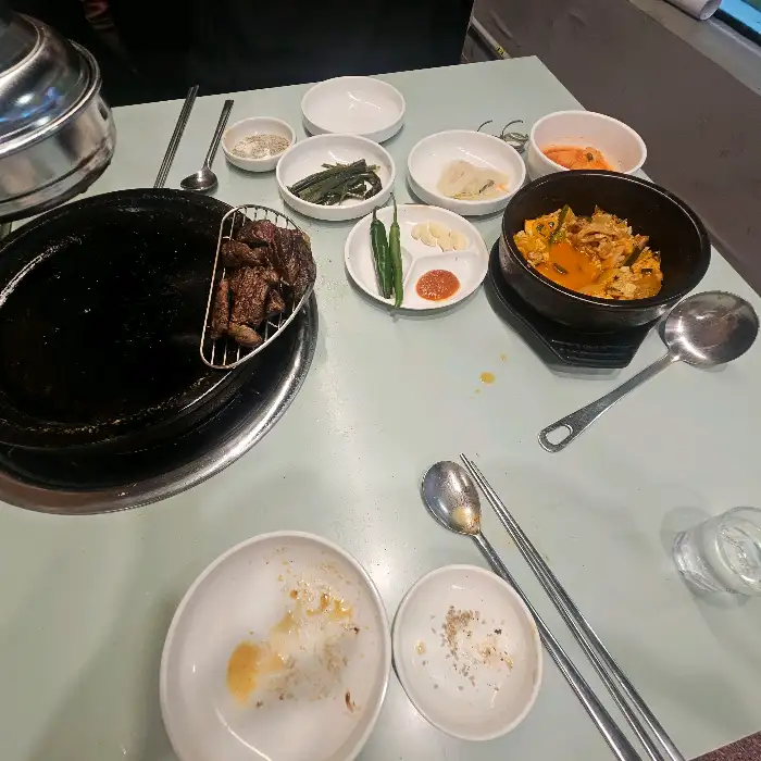 다양한 반찬과 함께 차려진 식사 상