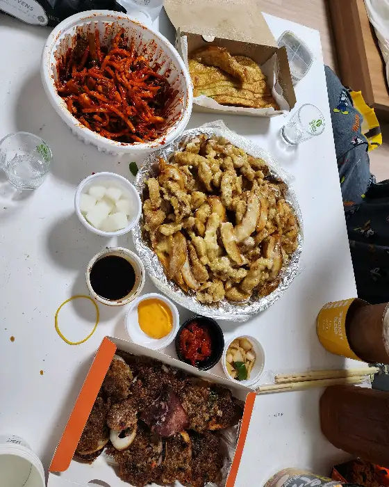 육영탕수육 강릉점의 다양한 메뉴와 곁들임 찬
