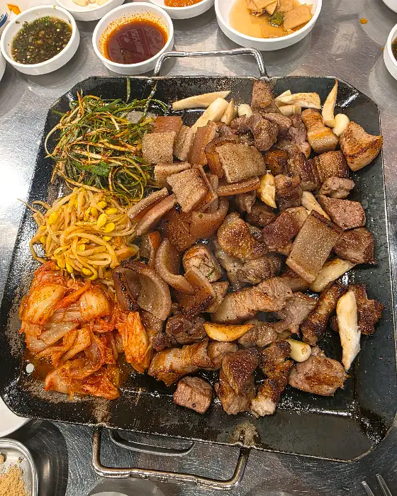 평화김해뒷고기 대구서구청점의 볶음밥과 곁들임