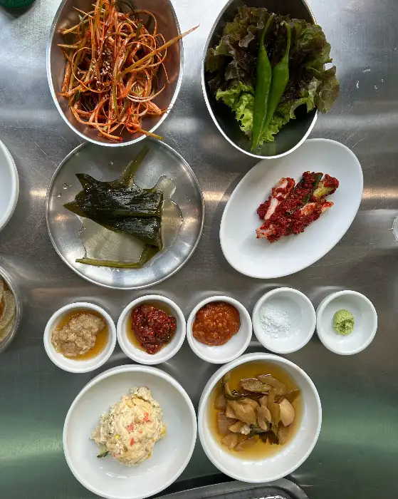 다양한 밑반찬과 쌈채소가 정갈하게 차려진 상차림