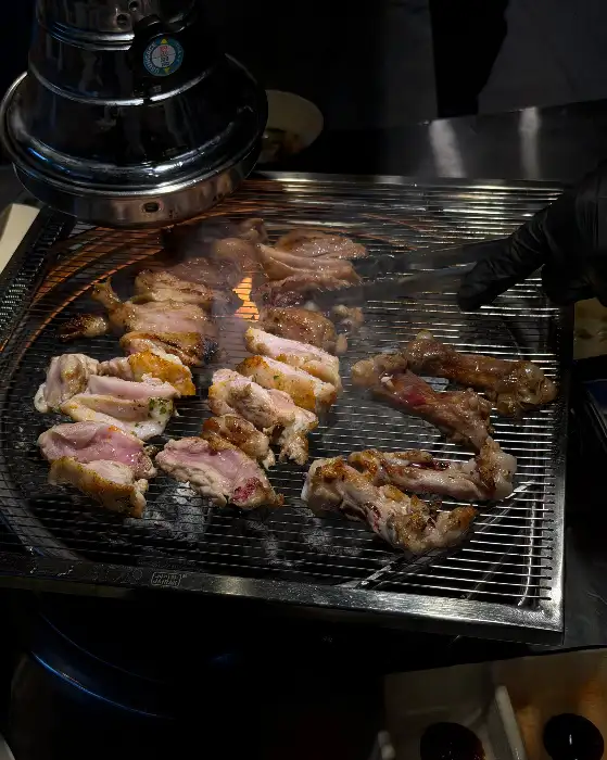 부막숯불닭갈비 대연점 숯불 위에서 닭고기와 버섯 등 다양한 재료를 굽는 모습
