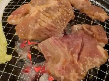 꾼돈 숯불갈비 경기광주태전점의 숯불 위 돼지갈비