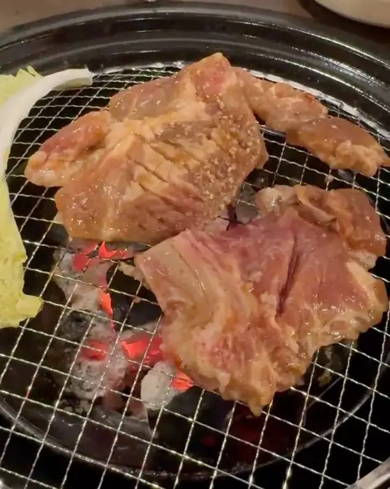 꾼돈 숯불갈비 경기광주태전점의 숯불 위 돼지갈비