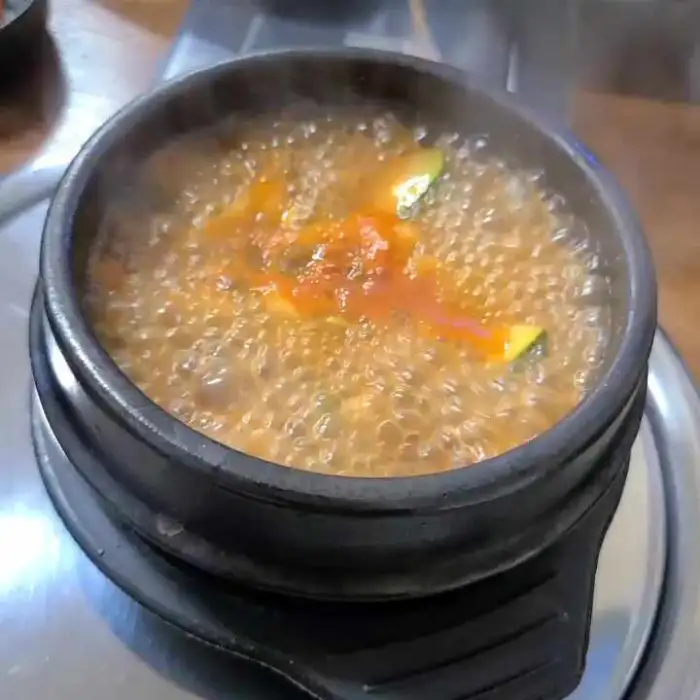 3대째 신대상회에서 제공하는 따끈한 오뎅탕