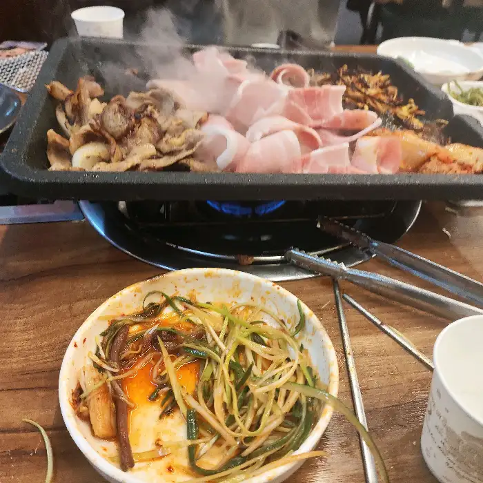 3대째 신대상회에서 즐기는 삼겹살과 곁들임 찬