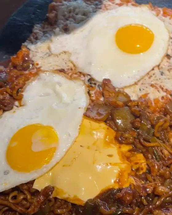 석암생소금구이 진주하대점 돌판 짜파게티에 치즈와 계란 후라이