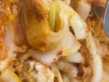 돼지집 두루치기에 김치와 양파가 풍성하게 들어간 모습