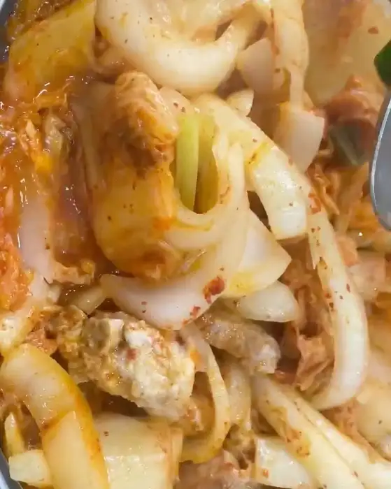 돼지집 두루치기에 김치와 양파가 풍성하게 들어간 모습