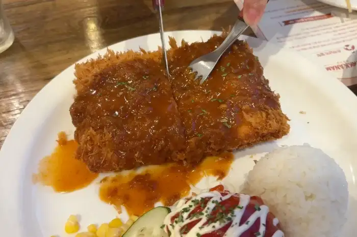 돈까스 자르는 모습
