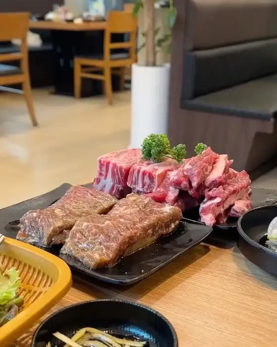 다양한 부위의 신선한 생고기와 쌈채소가 함께 준비된 상차림
