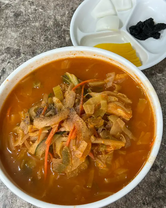 각종 해산물과 채소가 푸짐하게 들어있는 짬뽕 국물