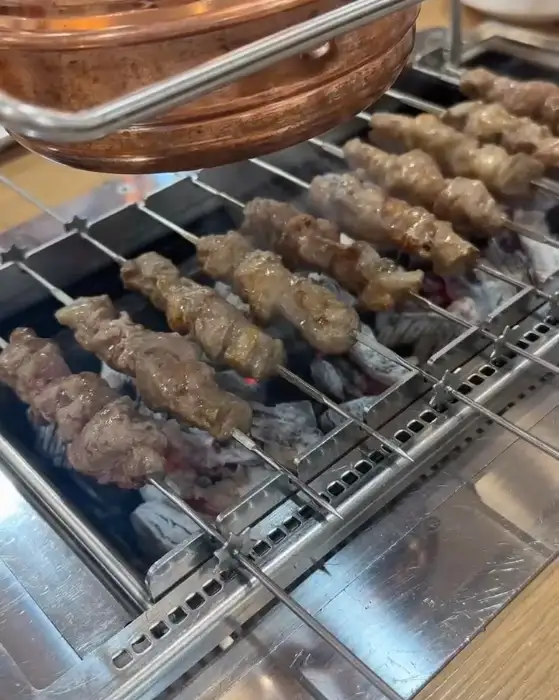 숯불 위에서 익어가는 양꼬치