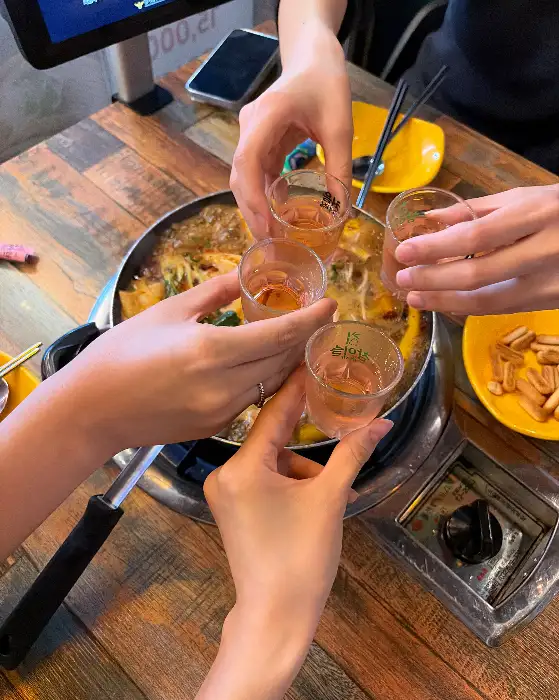 다양한 술잔을 들고 건배하는 모습