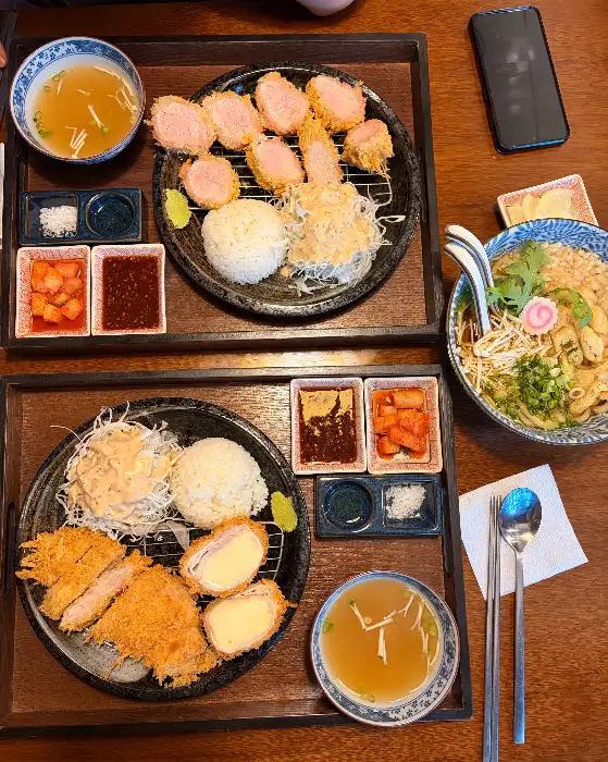 푸짐하게 차려진 이이카츠의 안심 돈까스와 치즈 돈까스