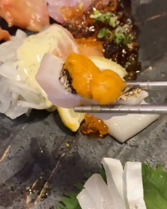 Izakaya NETA의 숙성회와 성게알 조합