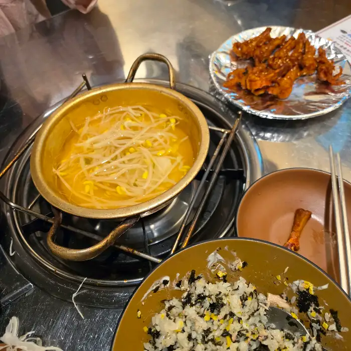 따뜻한 콩나물국과 닭발이 담긴 그릇