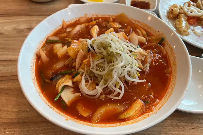 다양한 재료가 푸짐하게 담긴 화평 짬뽕