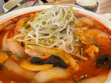 푸짐한 해산물과 채소가 가득한 화평 짬뽕